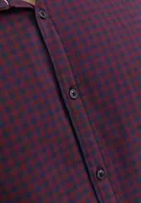 Rutig skjorta i röd och marinblå med knapp-ner krage, prydd med svarta plastknappar och ett fint strukturerat tyg.