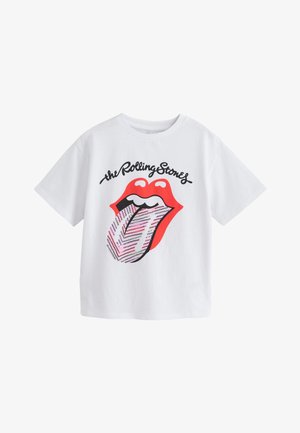 Hvid T-shirt med sort tekst "the Rolling Stones" over en grafik af røde læber og tunge med farverige striber på tungen.