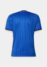 Camisa de desporto azul com um padrão de folhas, mangas curtas e decote redondo. Inclui detalhes em dourado no colarinho e nas mangas.