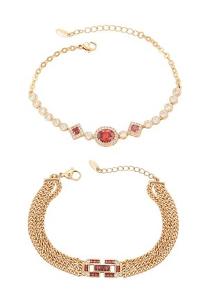 Két arany karkötő; az egyik piros és áttetsző drágakövekkel kör- és négyzet alakú foglalatban, a másik öt láncszemből álló kialakítással és téglalap alakú piros drágakő csattal.