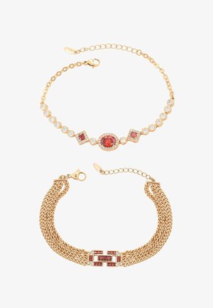 Két arany karkötő; az egyik piros és áttetsző drágakövekkel kör- és négyzet alakú foglalatban, a másik öt láncszemből álló kialakítással és téglalap alakú piros drágakő csattal.