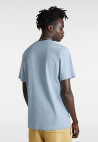 Vans LEFT CHEST LOGO TEE - Jednoduché tričko - dusty blue