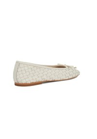 Geweven beige ballet flats met een ronde neus, platte zool en decoratieve strikdetail aan de voorkant. Glad textuur en minimale accenten.