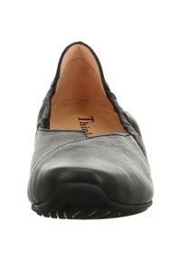 Schwarzer Leder-Schlüpfschuh mit runder Zehenpartie und strukturiertem Obermaterial. Verfügt über ein glattes Innenfutter und eine flexible Gummisohle.