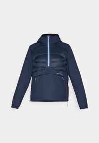 Marineblå jakke med quiltet, isolert front, hette og to sidelommer. Har halv glidelås og justerbar snøring i nederkant.
