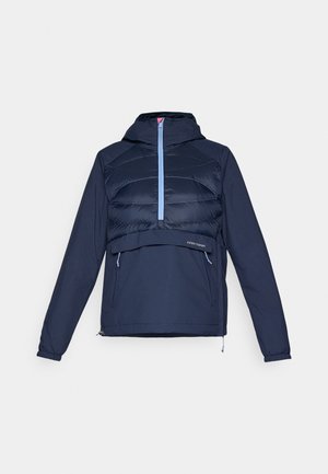 Marineblauwe jasje met een gestikte, geïsoleerde voorkant, capuchon en twee zijzakken. Voorzien van een halve rits en een verstelbare koord aan de zoom.