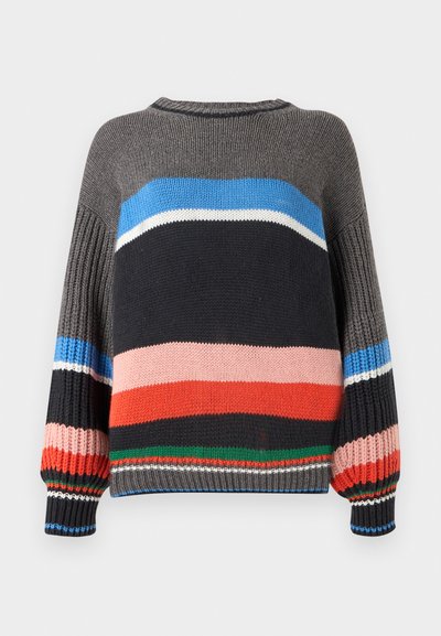 Strikkegenser med en blanding av horisontale striper i grå, blå, svart, rosa, rød og grønn. Ribbestrikkede mansjetter og rund hals.