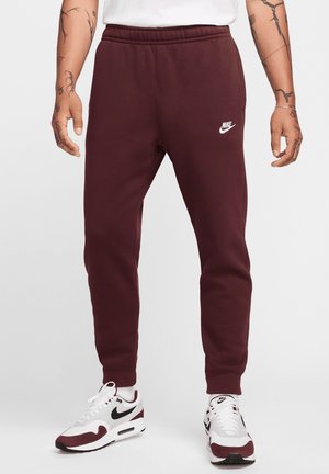 Nike Sportswear CLUB JGGR - Träningsbyxor - burgundy crush burgundy crush white