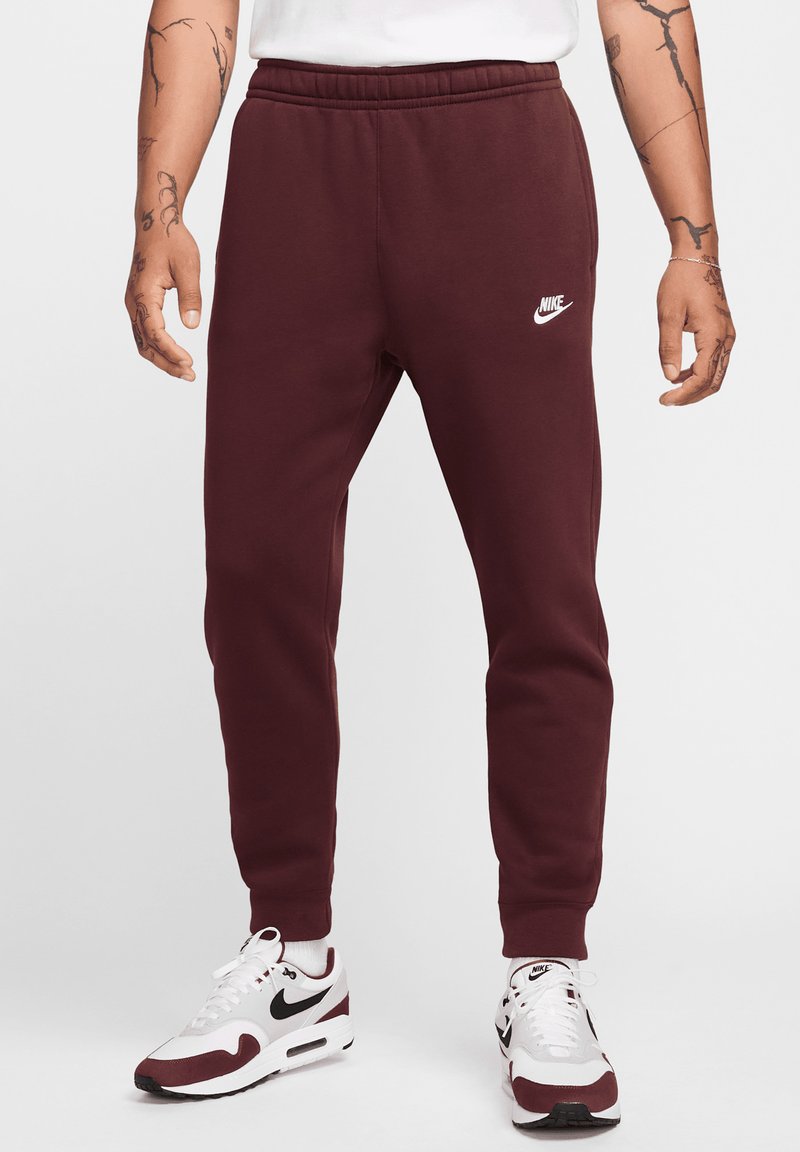 Nike Sportswear CLUB JGGR - Pantalones deportivos - burgundy crush burgundy crush white