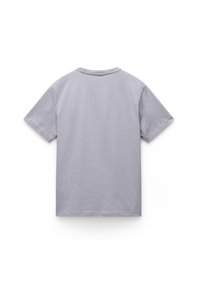 Šviesiai pilkas trumpas rankovė t-shirt pagamintas iš medvilnės, su apykakle. Sklandus tekstūra su paprasta sijonų ir be matomų raštų ar akcentų.