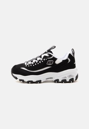 Baskets Skechers noir et blanc avec semelle épaisse, fermeture à lacets à l’avant et languettes au talon et à la languette, vues du côté extérieur.