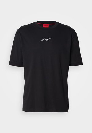 Schwarzes T-Shirt mit kurzen Ärmeln aus Baumwolle, Rundhalsausschnitt und weißem gesticktem "Hugo"-Logo, das zentral auf der Brust platziert ist. Glatte Textur.