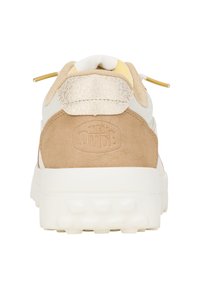 Lekki sneaker z beżowym zamszowym heel, białą siateczkową cholewką i teksturowanymi akcentami. Posiada wyściełany kołnierz i masywną białą podeszwę.