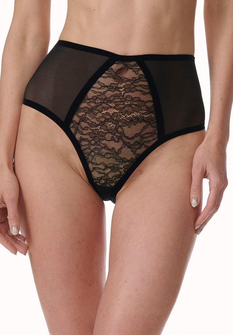 Zwarte hoge taille onderbroeken met doorzichtige mesh zijkanten en een kant voorpaneel. Met zwarte afwerking en bloemenkant patroon detail.