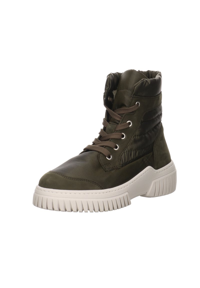 Dunkelgrüner Knöchelstiefel mit gepolstertem Schaft, runder Spitze und weißer Gummisohle. Verfügt über Schnürsenkel und Metallösen zum Verschließen. Die Textur variiert zwischen den Materialien.