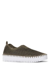 Scarpa verde slip-on con tomaia testurizzata che presenta un motivo a onde. La suola bianca con scanalature offre un contrasto. Materiale morbido e design snello.