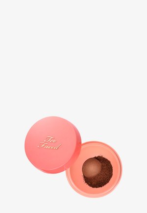 Kompakter runder rosa Behälter mit goldenem "Too Faced" Text, geöffnet, um das braune Puder-Make-up darin auf weißem Hintergrund zu zeigen.