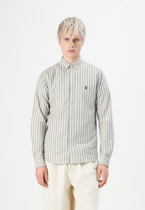 Lange mouwen shirt van een lichtbeige stof met donkergroene verticale strepen. Heeft een button-down kraag en een geborduurd logo op de borst.