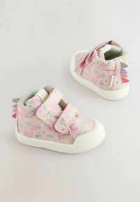 Lyserøde højtop sneakers med blomsterprint, velcro-stropper, hvide gummisåler og farverige accenter, der ligner pigge bagpå.