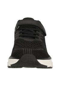 Schwarze Sportschuhe mit einem Mesh-Obermaterial, verstellbarem Riemen und einer strukturierten Gummisohle. Verfügt über dezente graue Akzente und ein schlankes Design.