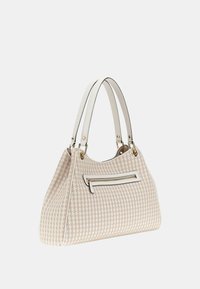Borsa a mano intrecciata beige con dettagli in pelle bianca, doppi manici e tasca con zip frontale. Presenta un motivo testurizzato e dettagli in hardware dorato.
