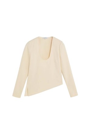 Top beige de manga larga con escote profundo en forma de U y dobladillo asimétrico con abertura lateral, mostrado sobre fondo blanco.