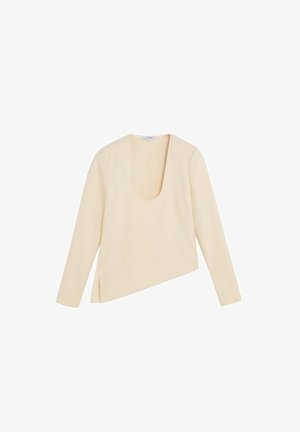 Top beige de manga larga con escote profundo en forma de U y dobladillo asimétrico con abertura lateral, mostrado sobre fondo blanco.