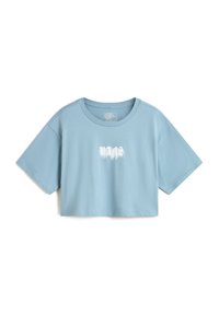 Beschnitten lys blå t-shirt lavet af bomuld med korte ærmer og rund halsudskæring. Har et hvidt grafisk logo foran.
