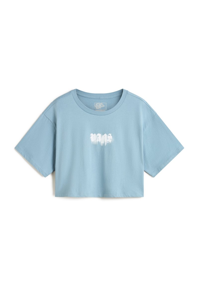 Beschnitten lys blå t-shirt lavet af bomuld med korte ærmer og rund halsudskæring. Har et hvidt grafisk logo foran.