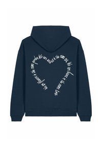 Námornícky modrá mikina s kapucňou na šnúrku; na zadnej strane má biele texty v tvare srdca, je vyrobená z mäkkého materiálu s rebrovanými manžetami a lemom.