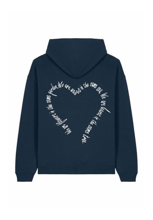 Felpa blu navy con cappuccio regolabile; presenta testo bianco a forma di cuore sul retro, realizzata in tessuto morbido con polsini e orlo a coste.