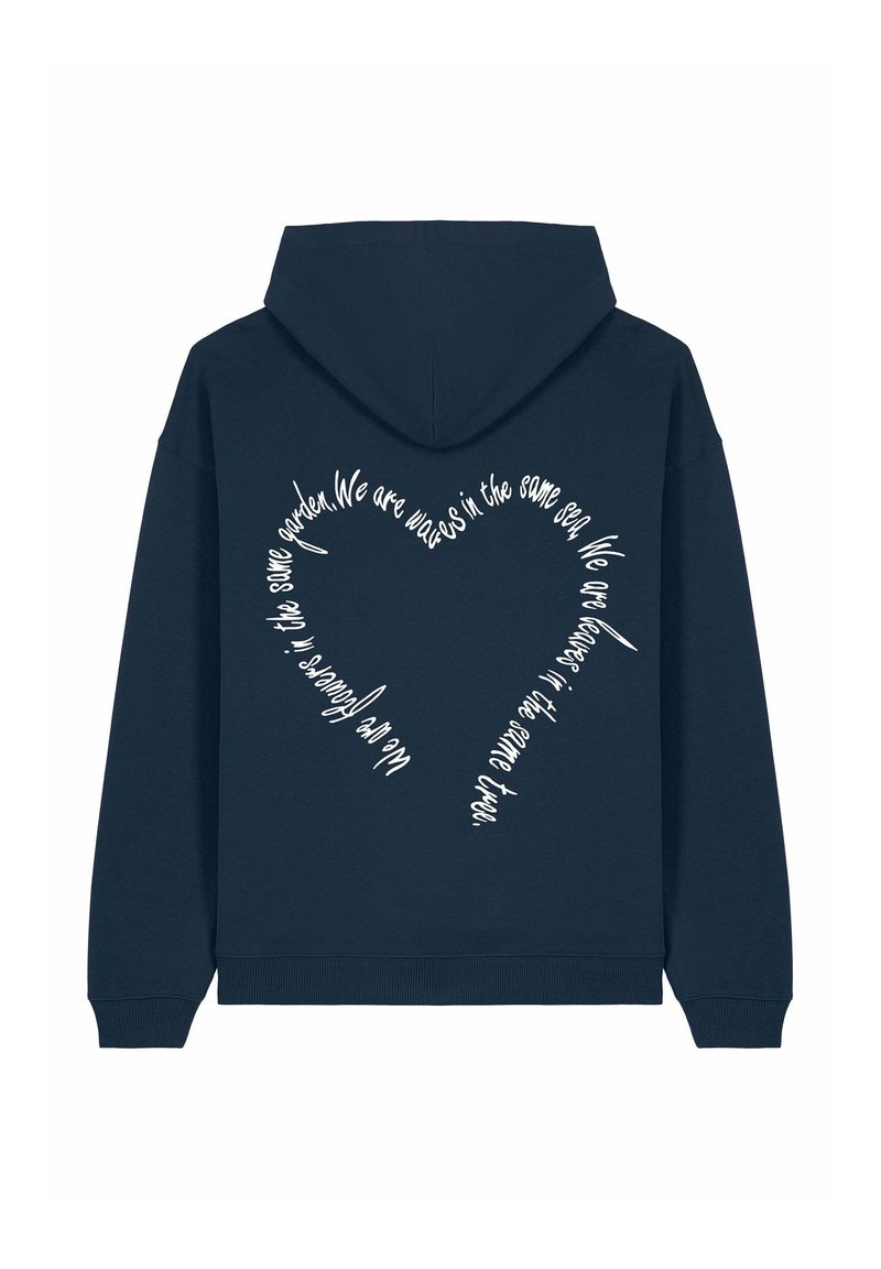 Námornícky modrá mikina s kapucňou na šnúrku; na zadnej strane má biele texty v tvare srdca, je vyrobená z mäkkého materiálu s rebrovanými manžetami a lemom.