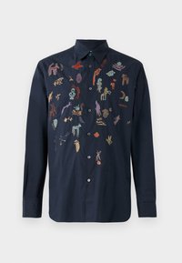 Námorníckomodrá košeľa s dlhým rukávom s gombíkmi a farebnými vyšívanými abstraktnými zvieracími a rastlinnými vzormi na prednej strane.