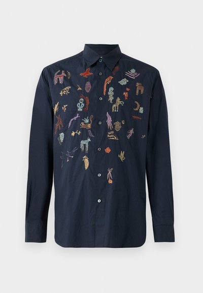 Camisa azul-marinho de manga longa com fecho de botão, decorada na frente com diseños abstratos de animais e plantas bordados em cores vibrantes.