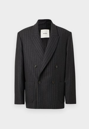 Dubbelbreasted blazer van donkere stof met een traditionele streepjespatroon, voorzien van gelapte revers, twee voorzakken en knoopsluiting.