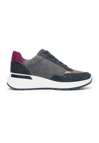 Sneaker in camoscio grigio e blu navy con suola bianca e linguetta viola sul tallone, design basso, chiusura con lacci e suola con battistrada strutturato.