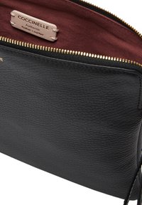 Coccinelle ALIAS, ENVELOPE - Pochette - noir