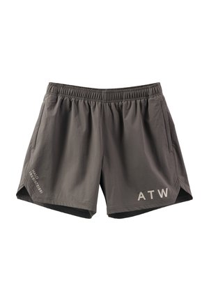 Grå atletiske shorts lavet af letvægtsstof, med elastisk talje, sidelommer og trykt tekst "ATW" og "HALO" i kontrastfarver.