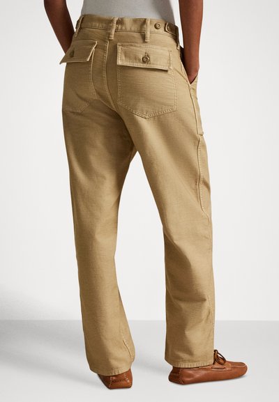 Kaki cargo hlače z ravnim krojem nogavic, dvema žepoma na hrbtni strani z zaponkami na gumb in teksturirano bombažno tkanino.