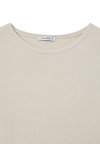 Top beige a costine con scollatura rotonda e dettagli di cucitura, realizzato in tessuto leggero. Etichetta con la scritta "CALLIOPE."