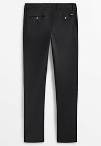 Pantaloni neri in tessuto liscio, con design a gamba dritta, due tasche posteriori con chiusura a bottone e logo discreto sulla vita.