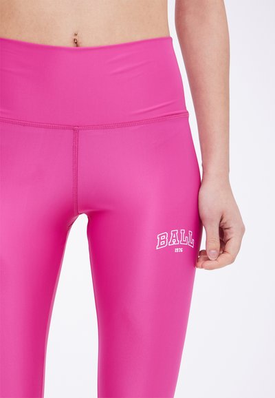 Uske uskom prianjajuće, visokodizajne tajice u vibrirajućoj ružičastoj boji, s bijelim logotipom "BALL 1976" na lijevom butu. Glatki, rastezljivi materijal.