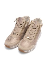 Zapatillas de ante beige con cierre de cremallera y cordones, parte superior texturizada, media suela blanca y suela de goma. Detalles de herrajes dorados en las cremalleras.