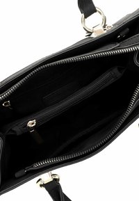 Schwarze Handtasche mit strukturierter Außenfläche, goldfarbenen Beschlägen und mehreren Innenfächern, darunter ein Reißverschlussfach und ein Stofffutter.