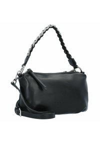 Bolso de mano de piel negra con un asa trenzada que presenta acentos metálicos. Incluye una correa para el hombro desmontable y cierre de cremallera.