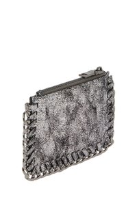 Srebrna torebka kopertowa o teksturowanej powierzchni, zamykana na zamek błyskawiczny, z metalicznym wykończeniem wzdłuż brzegów. Posiada pęknięty wzór na powierzchni.