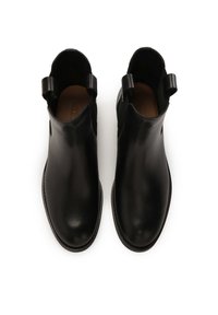 Botine negre din piele, la gleznă, cu o finisare netedă, vârf rotund și curele laterale pentru a fi încălțate. Fără elemente de hardware vizibile; design minimalist.