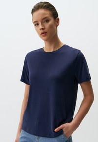 Navyblauw T-shirt met korte mouwen, gemaakt van gladde stof, met een ronde hals en een losse fit, zonder zichtbare patronen of accenten.