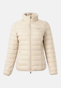 Beige gestikte pufferjack met hoge kraag, lange mouwen, rits aan de voorkant, zijzakken en het EA7 Emporio Armani-logo op de borst.