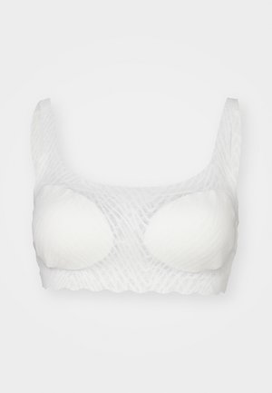 Top di lingerie bianco con un design a rete testurizzato, dotato di coppe sagomate e spalline larghe; i bordi ondulati arricchiscono i dettagli visivi.